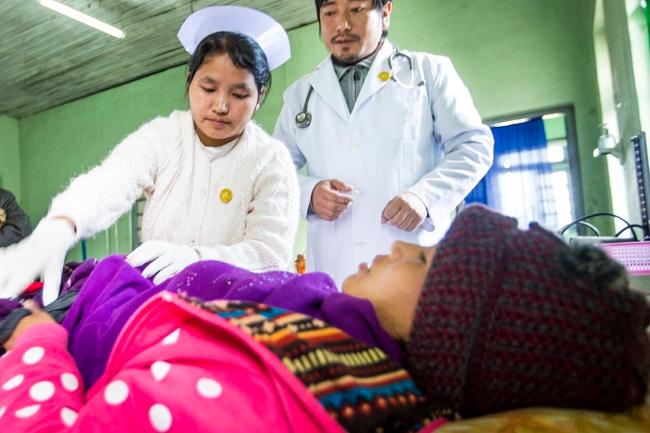 Une sage-femme donne des soins en Birmanie