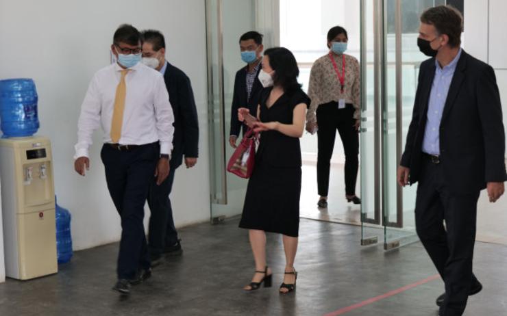 Le ministre de l'éducation nationale cambodgien Hang Chuon Naron visite L EFI