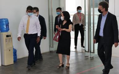 Le ministre de l'éducation nationale cambodgien Hang Chuon Naron visite L EFI