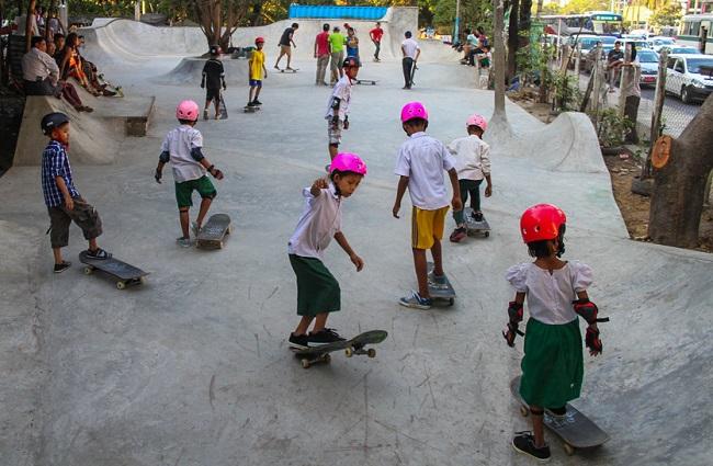 Le skateboard, vecteur d'égalité des genres en Birmanie