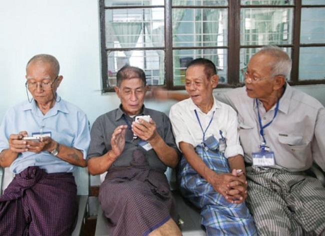 Quatre pensionnaires d'un centre pour personnes âgées en Birmanie