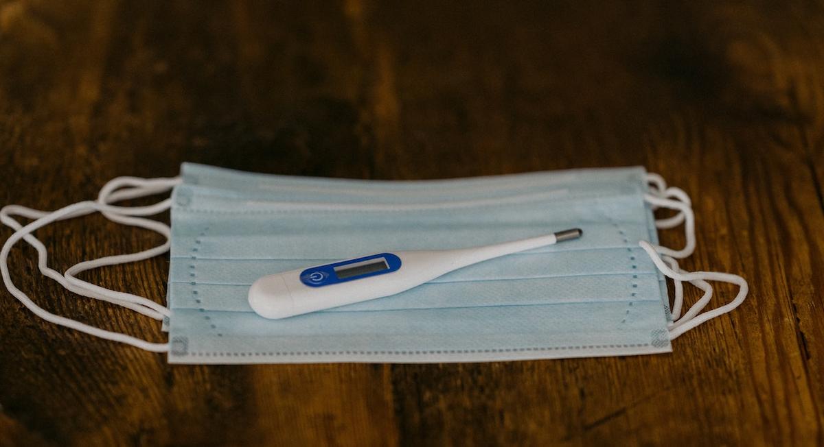 coronavirus symptômes éruption cutanée