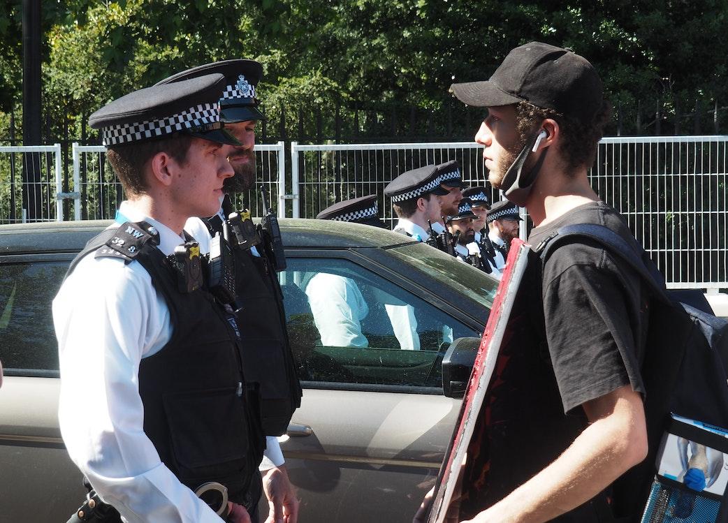 coronavirus masque underground police