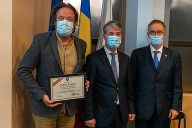 Le journaliste Charlie Ottley devient citoyen d'honneur de Braşov Wild Carpathia