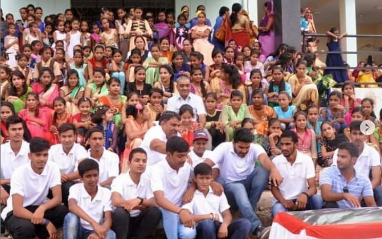 filles arbres piplantri inde rajasthan