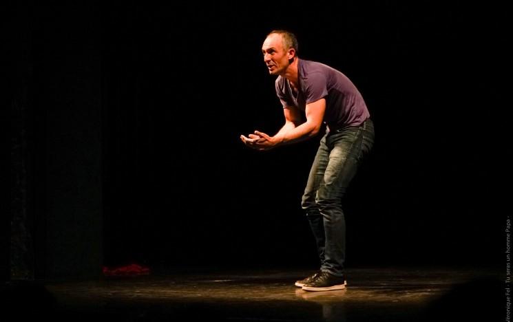 gael leiblang sur scène pour Tu seras un homme papa