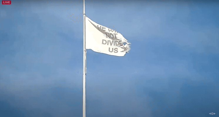 Drapeau anti Trump Shia Laboeuf