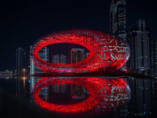 Des bâtiments iconiques des EAU se parent de lumière rouge