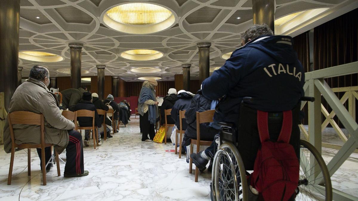 des-sans-abri-attendent-d-etre-vaccines-contre-le-covid-19-au-vatican-le-20-janvier-2021_6290568