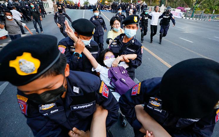 Nombreuses arrestations de manifestants par la police a Bangkok