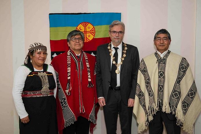 le Prince Frédéric 1er d'Araucanie et de Patagonie est entouré de membres de la communauté mapuche