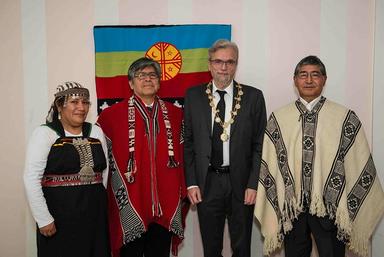 le Prince Frédéric 1er d'Araucanie et de Patagonie est entouré de membres de la communauté mapuche