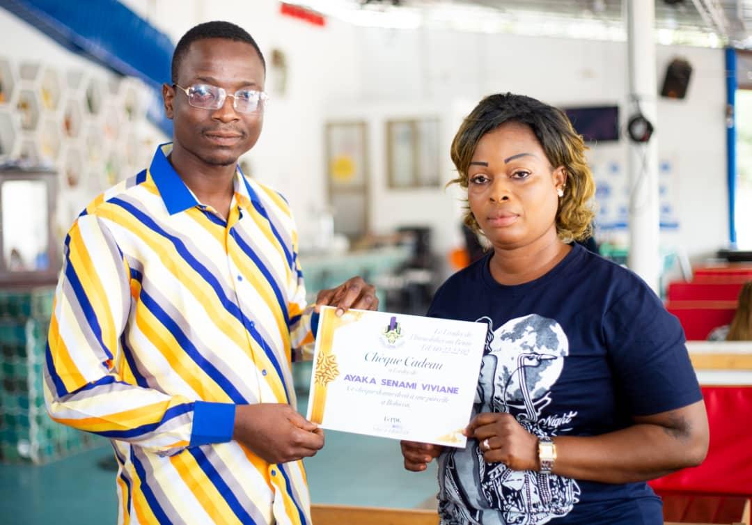 Une employée de l’aéroport reçoit une parcelle de terrain en cadeau