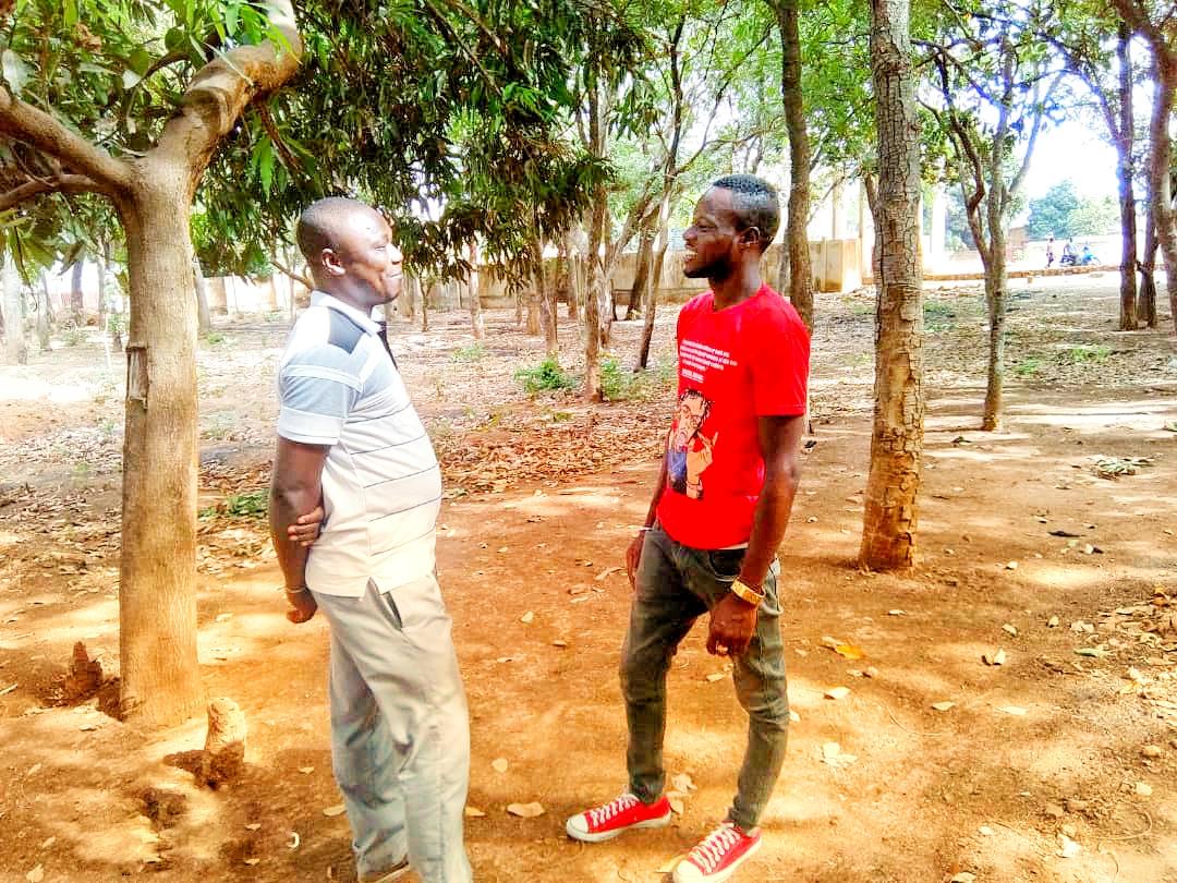 Deux béninois discutent avec des expressions