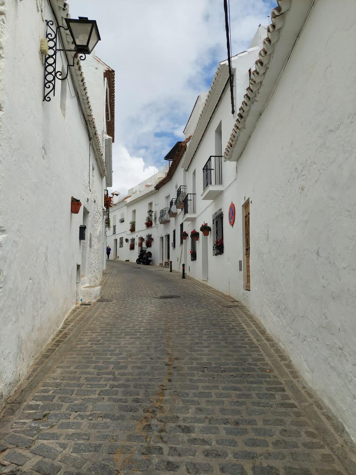 Rue vide à Mijas