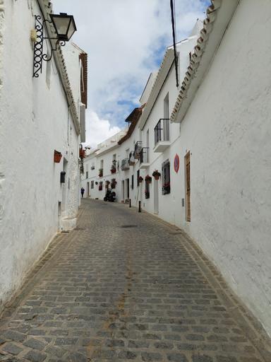 Rue vide à Mijas