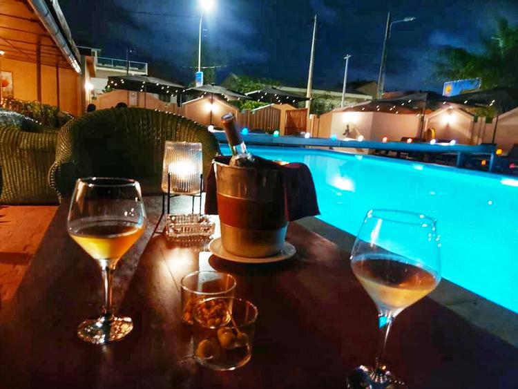 Une bouteille de rosé au bord de la piscine du Cosy Pool Cotonou