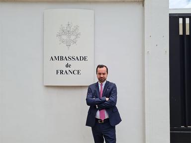 Adrien Cavey consul pose devant l'ambassade de France à Phnom Penh
