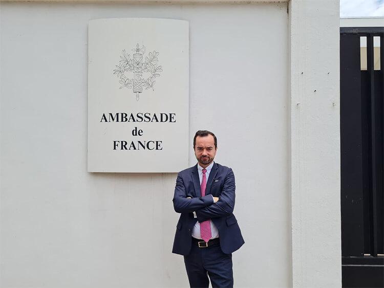 Adrien Cavey consul pose devant l'ambassade de France à Phnom Penh
