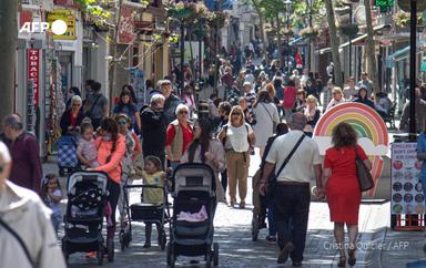 A Gibraltar les gens dans la rue sans masques