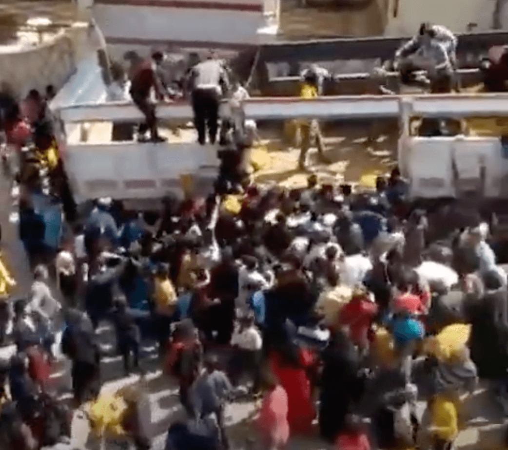 Des personnes prennent des pommes de terre d'un camion en Turquie