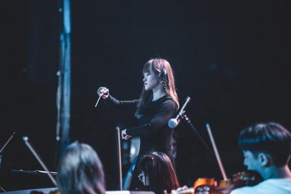 Une chef d'orchestre à la fête de la francophonie à Singapour