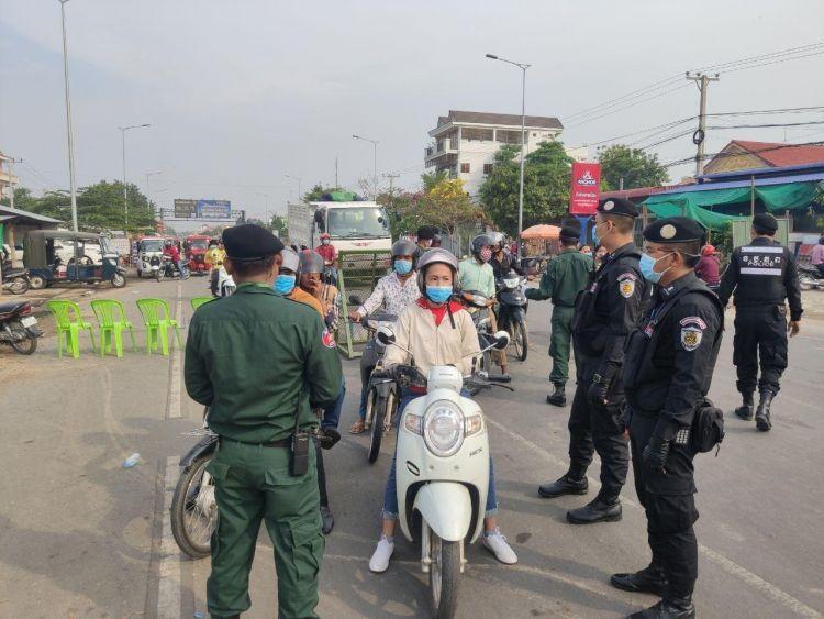 Policiers cambodgiens contrôlant la circulation entre les provinces
