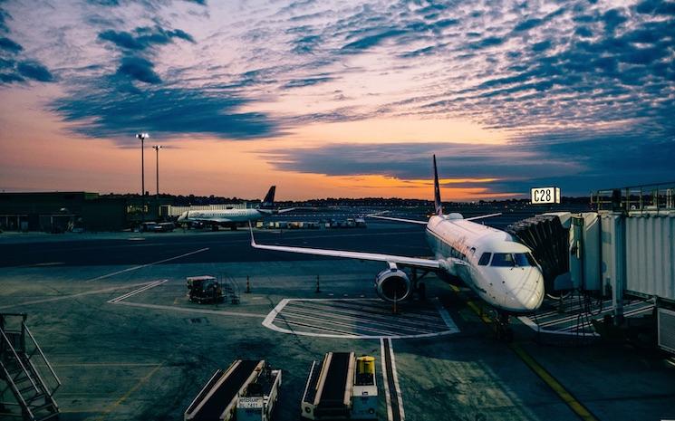 avion sur le tarmac d'un aéroport