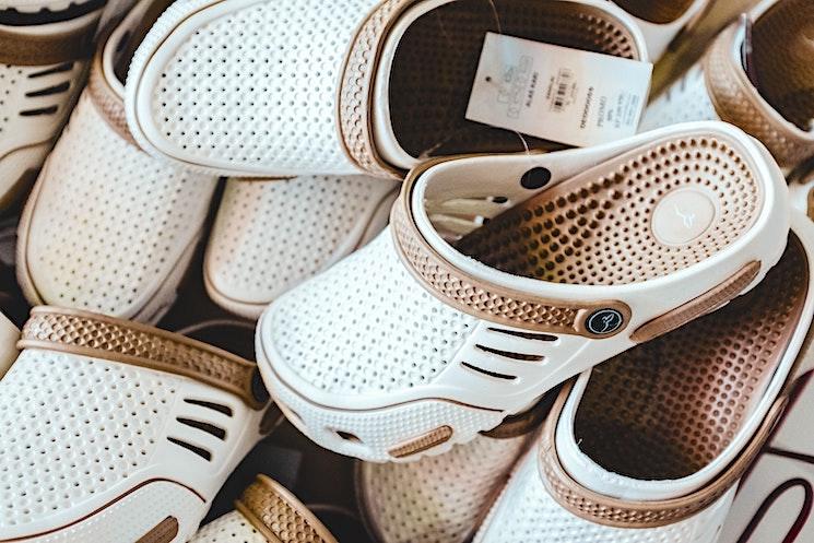 Les authentiques chaussures Crocs, marque américaine