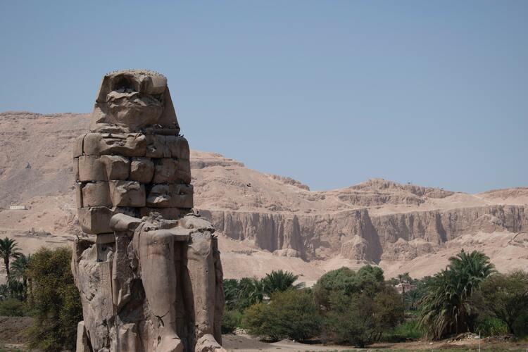 Les colosses Memnon près de Louxor, où la cité dorée perdue a été découverte