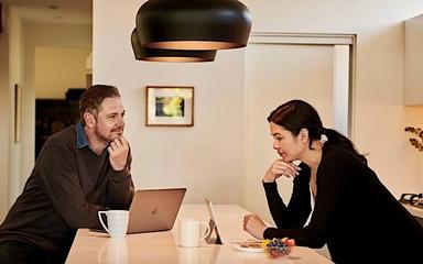 couple étudiant leur contrat d'assurance santé sur ordinateur