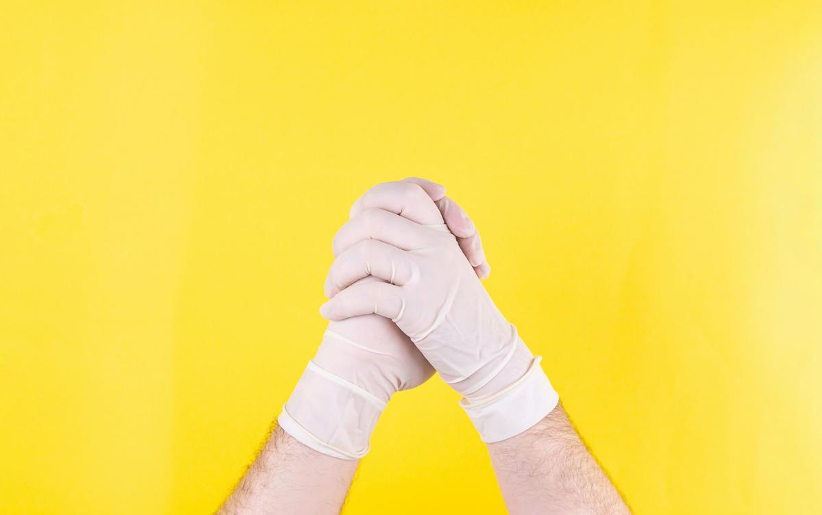 mains jointes gants soignants