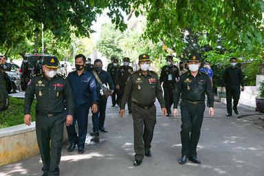Tea Banh, vice-Premier ministre, ministre de la Défense nationale visitant un hopital le 24 avril