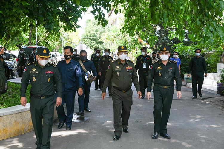 Tea Banh, vice-Premier ministre, ministre de la Défense nationale visitant un hopital le 24 avril