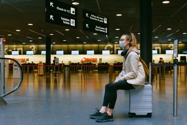Femme portant un masque dans un aéroport