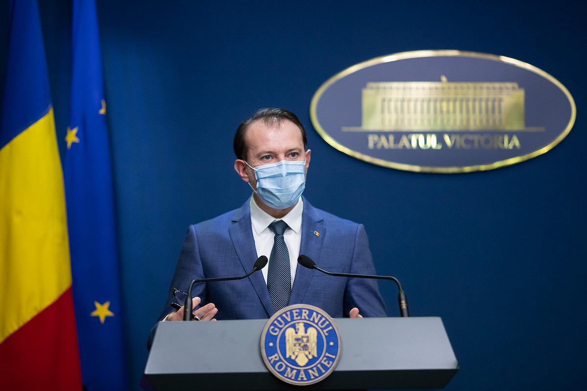 Le Premier ministre roumain, Florin Citu, portant un masque