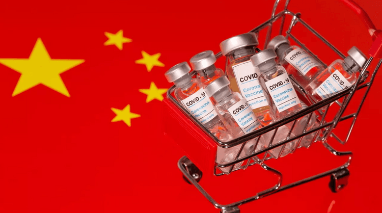 Le drapeau chinois avec des vaccins contre la Covid-19