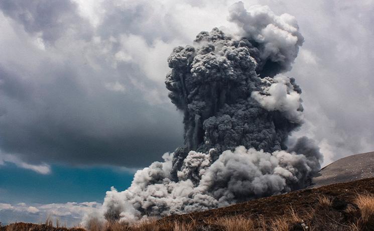 éruption d'un volcan avec les cendres qui s'élèvent