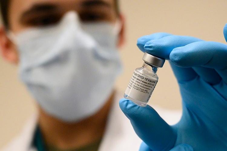 Un médecin tient une fiole de vaccin contre le covid-19 dans sa main