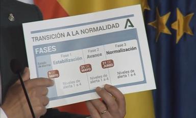 Une personne montre la fiche expliquant les 3 étapes de retour à la normale