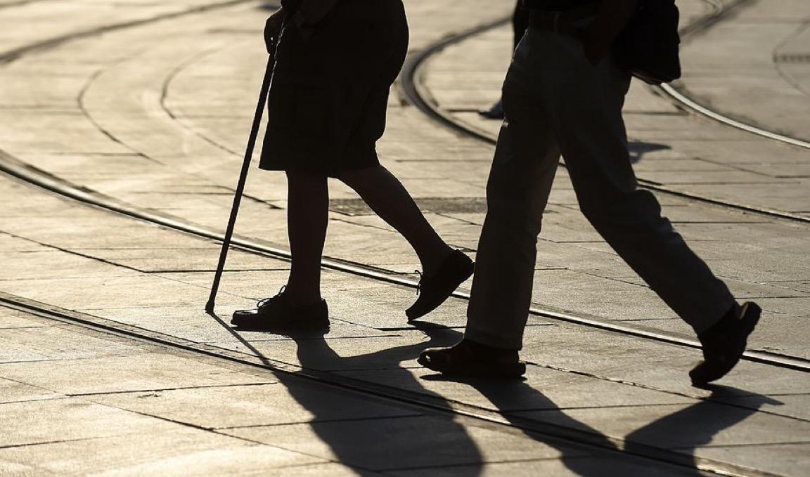 Deux personnes marchant cote à cote