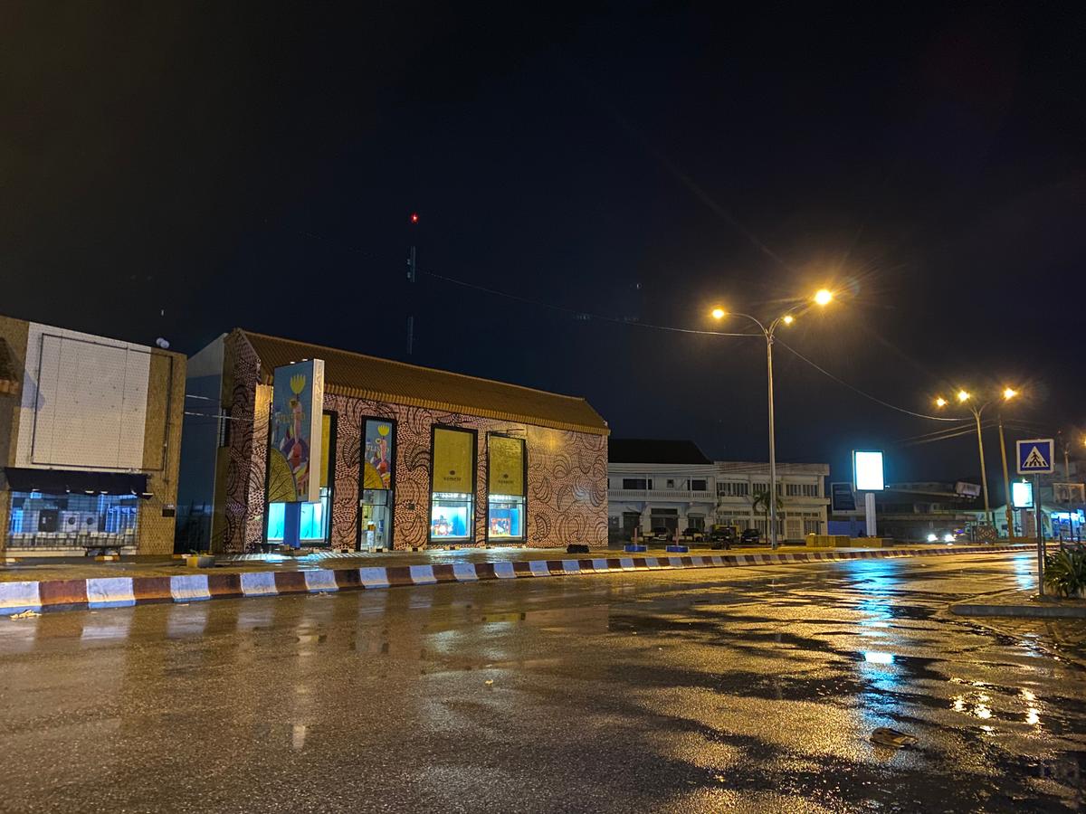 Une rue de cotonou la nuit