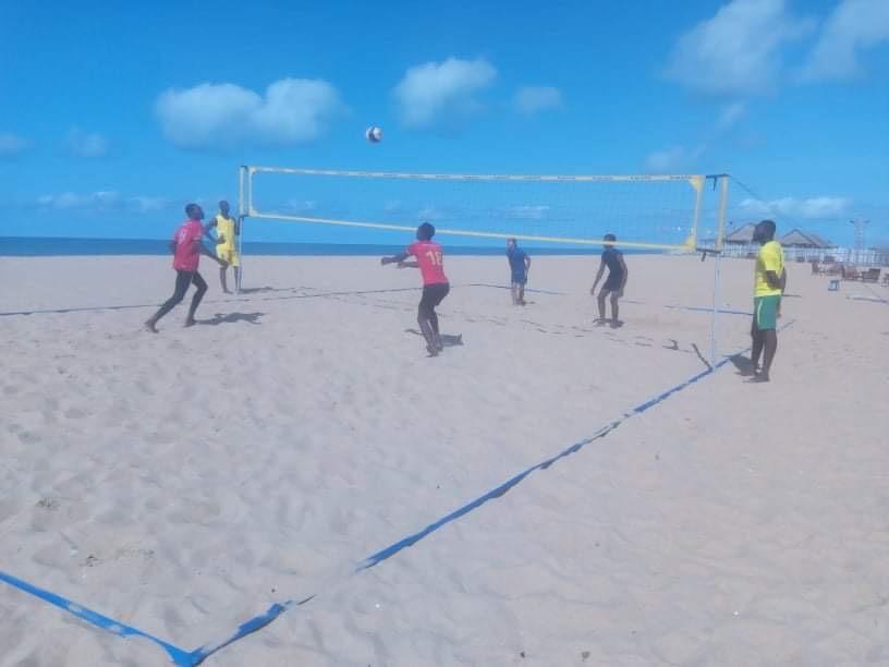 Joueurs de beach-volley sur la plage du Cali Cali au Bénin