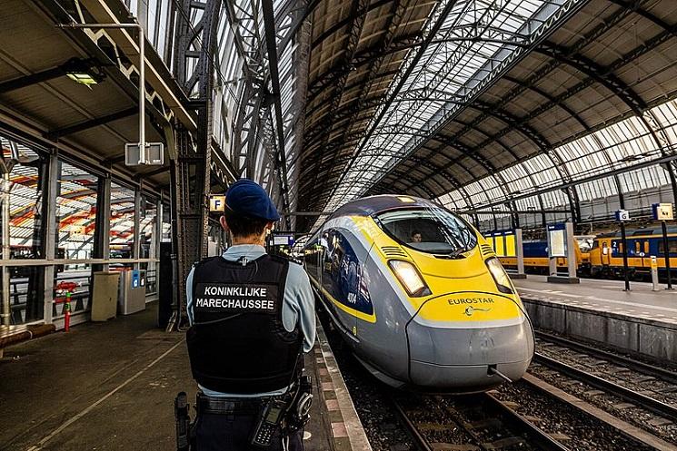 Un train Eurostar arrive en gare d'Amsterdam