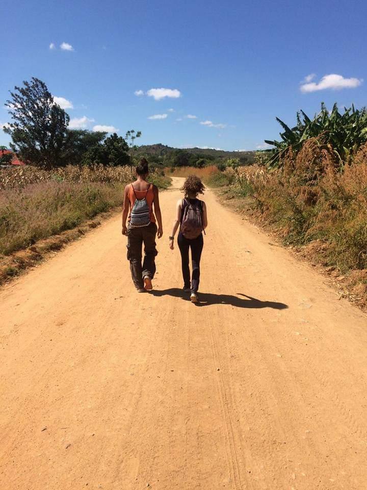 Elisa Zaccagna et une petite fille en route pour l’école