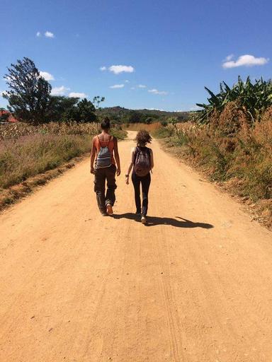 Elisa Zaccagna et une petite fille en route pour l’école