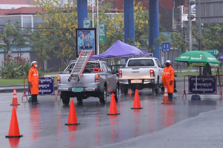 Barrage routier à Phnom Pneh sous la pluie