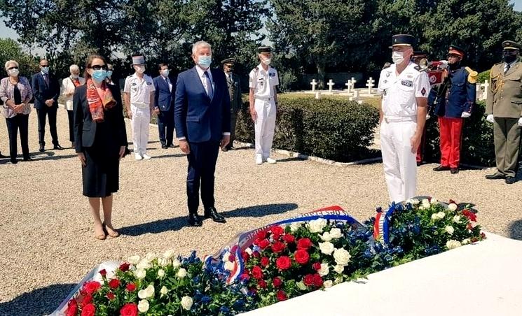 Des membres de l'ambassade au cimetière de Takrouna pour commémorer le 8 mai