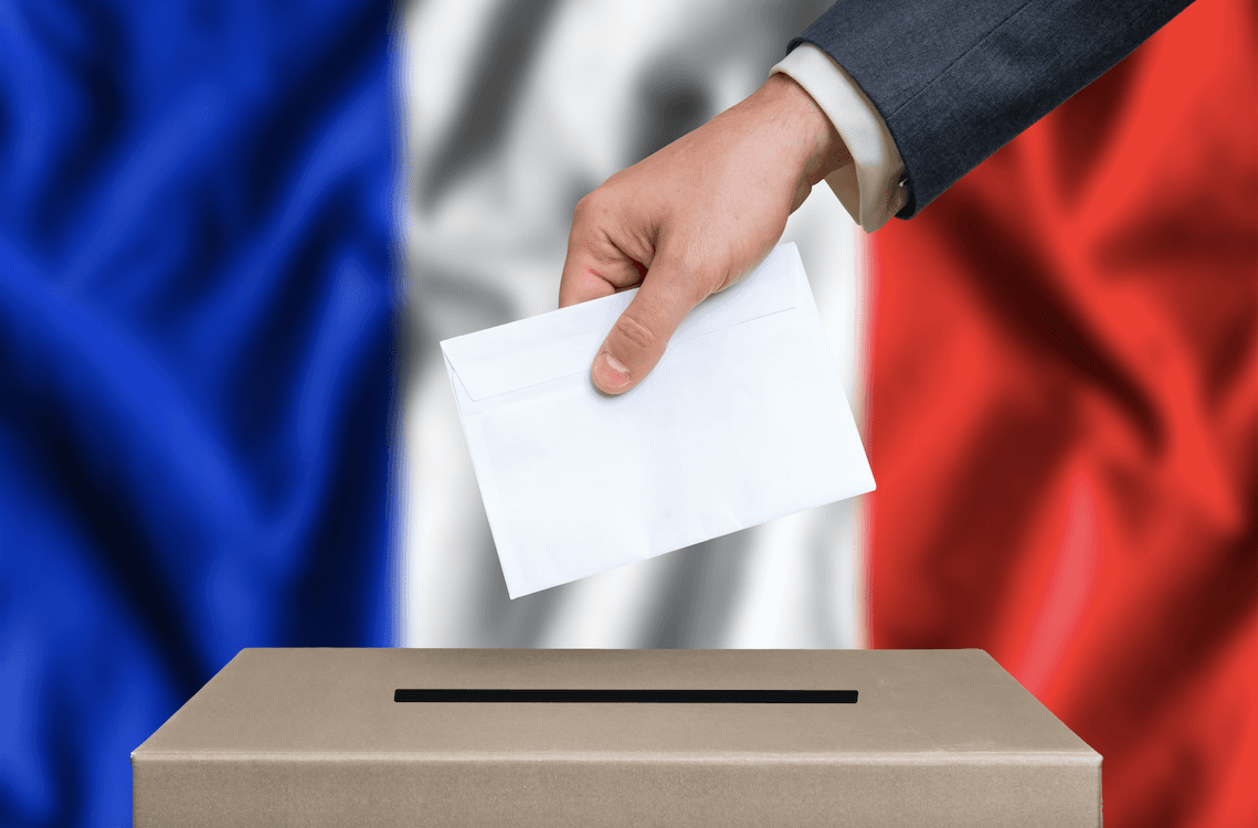 Une personne dépose son bulletin de vote dans l'urne