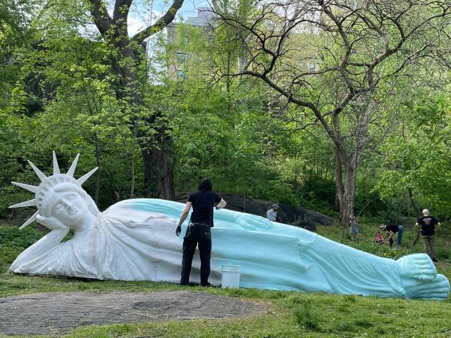 Reclining Liberty la statue de la liberté allongée dans l’herbe de Zaq Landsberg
